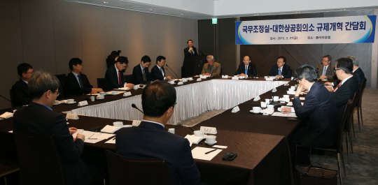 27일 서울 소공동 플라자호텔에서 열린 '국무조정실-대한상의 규제개혁간담회'에 참석한 기업인들이 규제로 인한 애로사항과 해결 방안에 대해 논의하고 있다.<대한상의 제공>